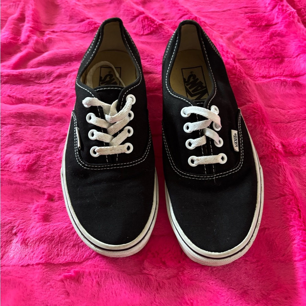 Black and white vans shoes 🏁